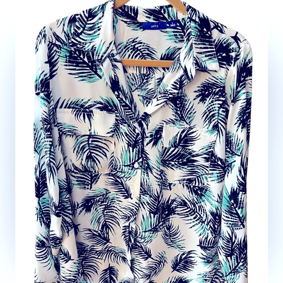 Apt. 9 White/Green/Black Tropical Print on Button Down Blouse.  Size = Large - Picture 1 of 10
